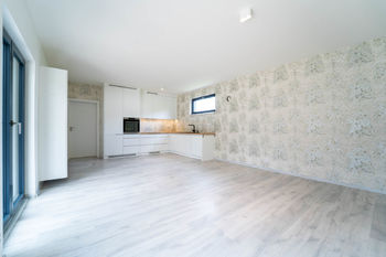 Obývací pokoj - pohled na kuchyňský kout - Prodej domu 122 m², Zdiby