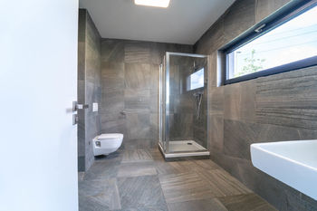 Koupelna 1. NP s WC a sprchovým koutem - Prodej domu 122 m², Zdiby