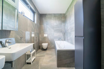 Koupelna 2.NP s WC a vanou - Prodej domu 122 m², Zdiby