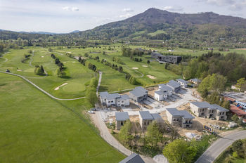 Pohled na rodinné domy a golfové hřiště,  - Prodej domu 118 m², Čeladná