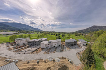 Pohled na soubor rodinných domů a golfové hřiště - Prodej domu 103 m², Čeladná
