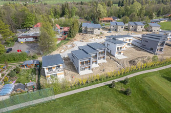 Letecký pohled na domy od golfového hřiště - Prodej domu 117 m², Čeladná