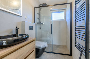 Koupelna se sprchovým koutem a WC - Prodej domu 97 m², Čeladná