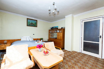 Obývací pokoj s ložnicí - Prodej domu 77 m², Kleneč