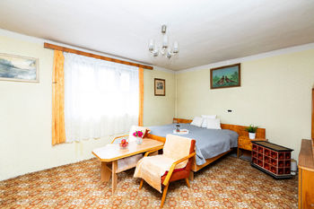 Obývací pokoj s ložnicí - Prodej domu 77 m², Kleneč