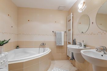 Koupelna s vanou, pračkou a dvěma umyvadly - Prodej bytu 3+kk v osobním vlastnictví 73 m², Praha 5 - Zličín