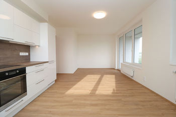 Obývací pokoj + kk - Pronájem bytu 2+kk v osobním vlastnictví 56 m², Praha 9 - Vysočany