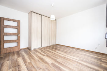 Obývací pokoj a ložnice se skříní - Pronájem bytu 1+1 v osobním vlastnictví 28 m², Velké Březno