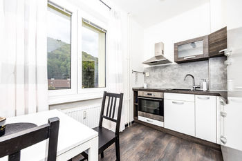 Kuchyně s jídelním koutem - Pronájem bytu 1+1 v osobním vlastnictví 28 m², Velké Březno