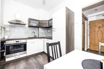 Kuchyně a vstupní chodba - Pronájem bytu 1+1 v osobním vlastnictví 28 m², Velké Březno