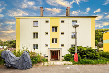 Pohled na dům a vstup - Pronájem bytu 1+1 v osobním vlastnictví 28 m², Velké Březno