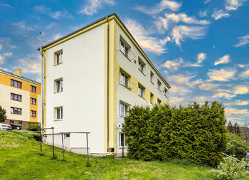 Pohled na dům a okolí - Pronájem bytu 1+1 v osobním vlastnictví 28 m², Velké Březno