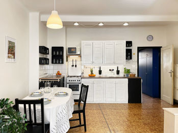 Zelená liška - pokoj s kuchyňským koutem (Braňo Pažitka) - Prodej bytu 1+kk v osobním vlastnictví 45 m², Praha 4 - Krč 