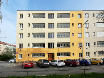 Zelená liška - dům z ulice (Braňo Pažitka) - Prodej bytu 1+kk v osobním vlastnictví 45 m², Praha 4 - Krč