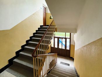 Zelená liška - schodiště (Braňo Pažitka) - Prodej bytu 1+kk v osobním vlastnictví 45 m², Praha 4 - Krč
