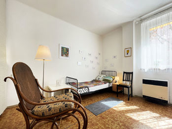 Zelená liška - kout pro spaní (Braňo Pažitka) - Prodej bytu 1+kk v osobním vlastnictví 45 m², Praha 4 - Krč