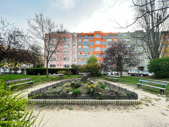 Zelená liška - lavičky na sídlišti (Braňo Pažitka) - Prodej bytu 1+kk v osobním vlastnictví 45 m², Praha 4 - Krč