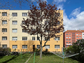 Zelená liška - dům ze dvora (Braňo Pažitka) - Prodej bytu 1+kk v osobním vlastnictví 45 m², Praha 4 - Krč