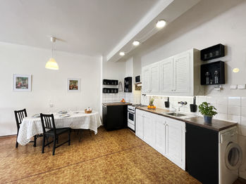 Zelená liška - kuchyňský kout s pračkou (Braňo Pažitka) - Prodej bytu 1+kk v osobním vlastnictví 45 m², Praha 4 - Krč