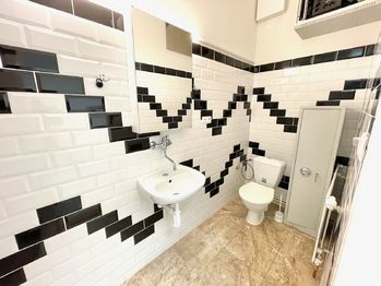 Toalety/personál - Prodej obchodních prostor 120 m², České Budějovice