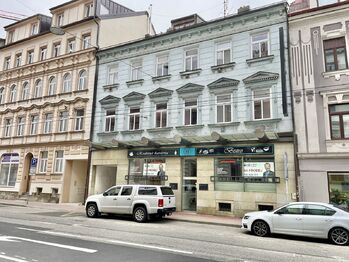 Pohled na nemovitost z ulice Rudolfovská - Prodej obchodních prostor 120 m², České Budějovice