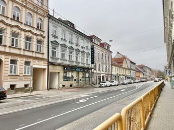 Pohled z ulice na nemovitost - Prodej obchodních prostor 120 m², České Budějovice