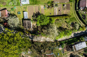 Letecký pohled na zahradu - Prodej pozemku 528 m², Kadaň
