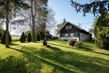 Pohled na chalupu a zahradu - Prodej chaty / chalupy 79 m², Slavhostice 