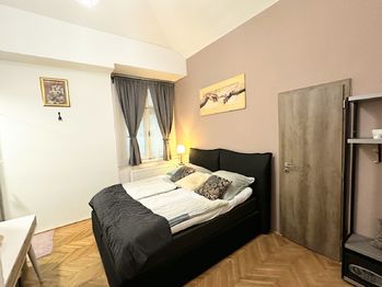 2. pokoj - se sprchou a komorou - Prodej bytu 2+1 v osobním vlastnictví 73 m², Praha 1 - Nové Město