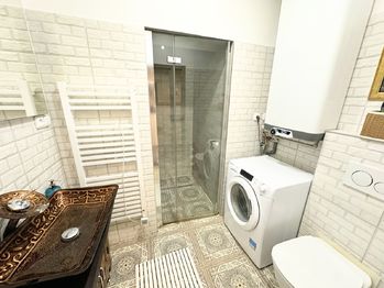 Koupelna - Prodej bytu 2+1 v osobním vlastnictví 73 m², Praha 1 - Nové Město