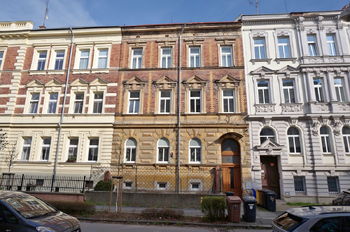 Čelní pohled na dům - Prodej bytu 3+1 v osobním vlastnictví, Olomouc 