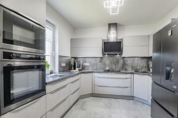 Kuchyně (spodní patro). - Prodej domu 205 m², Vodochody
