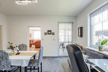 Kuchyně + jídelna (spodní patro). - Prodej domu 205 m², Vodochody