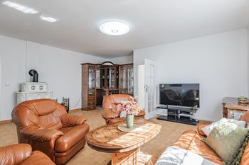 Obývací pokoj (spodní patro). - Prodej domu 205 m², Vodochody