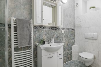 Koupelna (spodní patro). - Prodej domu 205 m², Vodochody