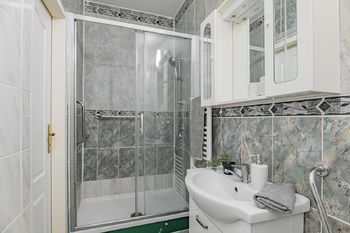 Koupelna (spodní patro). - Prodej domu 205 m², Vodochody