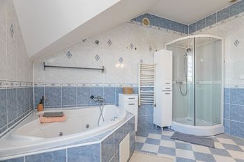 Koupelna v patře. - Prodej domu 205 m², Vodochody