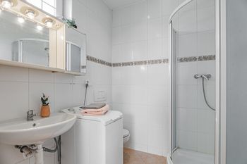 Menší koupelna u obývacího pokoje v patře. - Prodej domu 205 m², Vodochody