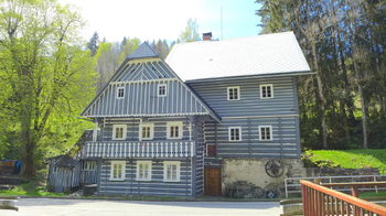 Mikoláškův mlýn - výrazná stavba u silnice v údolí, orientační bod při příjezdu k prodávané chalupě - Prodej chaty / chalupy 88 m², Benecko