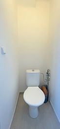 toaleta - Pronájem bytu 2+1 v osobním vlastnictví, Praha 6 - Břevnov