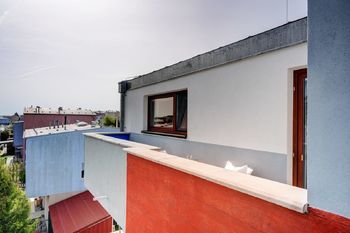 balkon do ulice - Prodej bytu 3+kk v osobním vlastnictví 71 m², Popůvky