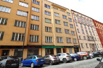 Venkovní pohled na dům - Prodej bytu 2+1 v družstevním vlastnictví 63 m², Praha 2 - Nové Město