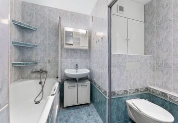 Koupelna s WC - Prodej bytu 3+1 v osobním vlastnictví 98 m², Hradec Králové