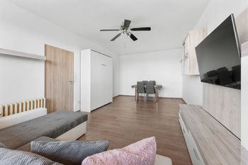Obývací pokoj - Prodej bytu 3+1 v osobním vlastnictví 98 m², Hradec Králové