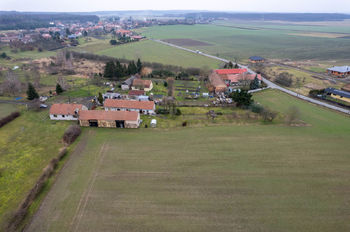 Letecký pohled na pozemek a okolí - Prodej chaty / chalupy 20 m², Bělušice