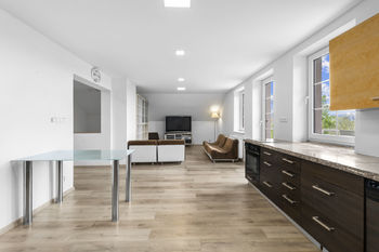 2NP obývací pokoj + kuchyně - Prodej domu 300 m², Bystřice