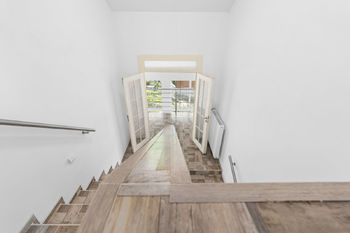 schodiště + vstupní hala - Prodej domu 300 m², Bystřice