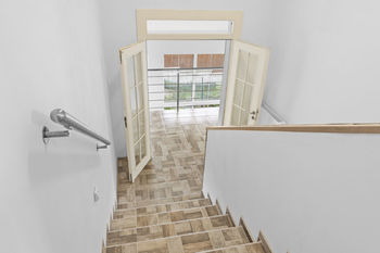 schodiště + vstupní hala - Prodej domu 300 m², Bystřice