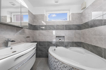 2NP koupelna - Prodej domu 300 m², Bystřice