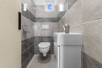 2NP toaleta - Prodej domu 300 m², Bystřice